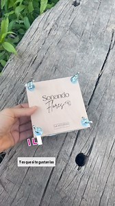 🤍PRENSAR FLORES🤍 Desde pequeñita en mi casa se han prensado flores y hojas. Entonces mis padres lo hacían en libros, guardaban aquellas flores u hojas que les llamaban la atención entre las páginas de algunos libros. Yo sabía de memoria en qué libros estaban y de vez en cuando los sacaba y las veía como auténticos tesoros. Ya de mayor conocí las prensas florales, y siempre ha habido en casa, y he prensado flores y las he utilizado para hacer cuadros o pedidos de la tienda. Hace ya algunos años