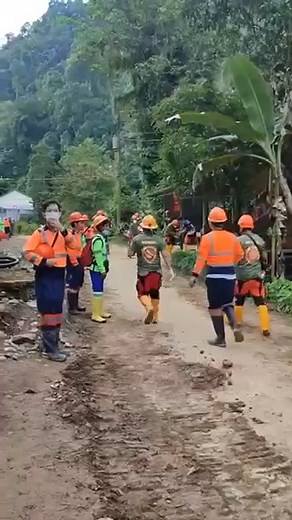 JUST IN | A girl that had been trapped by a landslide at Barangay Masara, Maco, Davao de Oro was rescued Friday morning (Feb. 9, 2024), three days after the incident. The young survivor was given medical aid. | via Che Palicte/🎥 Illu mi | Philippine News Agency