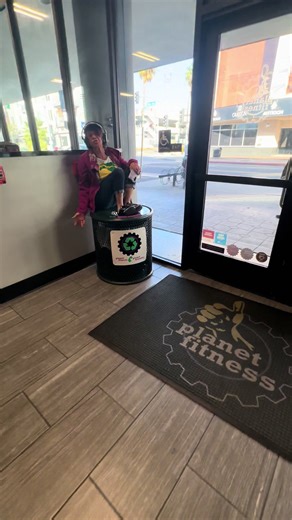 Pt2 she came inside and took over @Planet Fitness #longbeach #homeless #planetfitness #pineavelongbeach #viralvideo