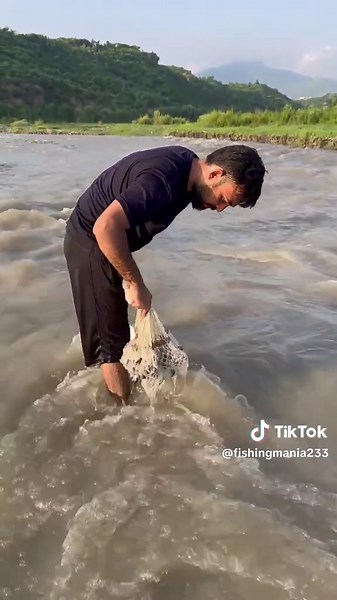 Not every catch coming with the good cast, sometimes you are sure of fish but fishing got fail #castnetfishing #FishingFail #TikTokUSA #fishingvibes #FishingUSA #usafishing