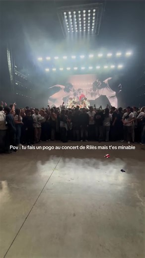 Experiencing a Rilès Concert Through Pogo Dancing