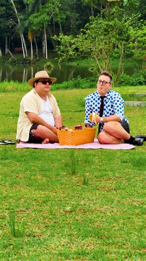 Indavírus Oficial on Instagram: "Um companheiro pra todas as horas é o @alienchips.ofc gente! Veja como o @lauroantigo ama o Alien Chips, afinal são vários sabores, um mais delicioso que o outro… E você que tem algum estabelecimento comercial e quer começar a vender o salgadinho com sabor de outro mundo, é só entrar em contato aqui pelo insta 🙌🏻👽 #indavirus #humor #alienchips #salgadinho #snack #petiscos #food"