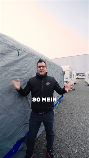 Camping & Caravan Center AG on Instagram: "Jan leidet richtig mit... 🥶 ...wenn er sieht, dass ein Wohnwagen ohne Schutz im Winterwetter steht. Für ihn ist die Winterschutzhaube deshalb Pflichtprogramm. Sie blockt Schnee und Regen zuverlässig ab, ist dabei aber super weich zum Lack das hat Jan ja ausgiebig getestet. 😉 Wie er im Video zeigt, lässt sich die Haube dank des speziellen Zurrsystems perfekt anpassen. Damit flattert nichts, sondern sie sitzt wie angegossen. Kommt mal in Arbon vorbei, J