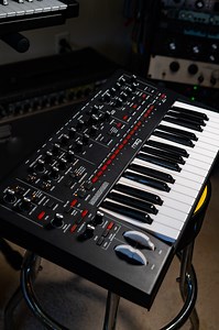 Moog Music's Messenger is now officially shipping from Vintage King ✨ 🎹 ✨! This dynamic mono synth offers endless sonic possibilities with two oscillators, dual looping ADSR envelopes, ladder filter, and more. Click our link to watch Lisa Bella Donna push the Messenger into uncharted territory 🌌 and then make it yours 👉 bit.ly/MOOGMESSENGER •••••••••••••••••••••••••••••••••••••••••⁠⁠⁠⁠⁠⁠⁠⁠⁠ ⁠ #moog #moogsynthesizers #moogmusic #moogmessenger #messenger #monosynth #synth #synthesizer #sounddes