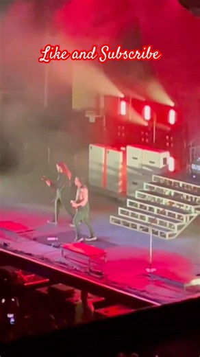 The band Bush sings MACHINEHEAD live #livemusic #rock #concert
