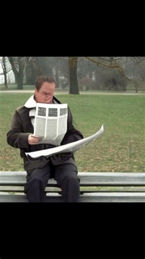 「新聞を広げる人」を2023年のAIに作らせた