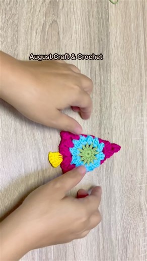 Augustcraft on Instagram: "Flower Christmas tree Crochet. #augustcraftandcrochet #tutorialcrochet #freepattern #crochet"
