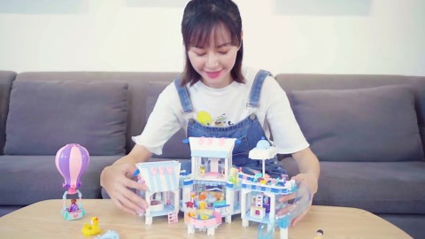 Friends Summer House Building Set for Girls 6-12, Girls Beach Villa Building Kit with 7 Minifigures, Compatible with Lego Friends for Girl Age 8-12, 938 PCS