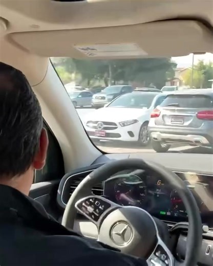 時間: 2025/X/V 地點: 美國加州賓士原廠 感想: 坐起來真舒服!!!!! 平平賓士車 差一個等級 感受超乎您的想像 難怪能坐穩20多年來賓士休旅車銷售冠軍 您能想像要從下個級數拉高到這個車款等級要再多付出……$13,250USD 從最核心的底盤紮實度 過彎穩定度 到內裝的細膩度 不用懷疑 也當之無愧的銷售冠軍 實在是體積在台灣特定都會區使用有點過大 不然他也絕對能衝上排行榜的 咦??🤔##……. 講了半天什麼車啊？？ | Richful Motors 加州瑞渥