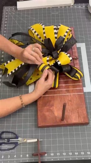 44K views · 773 reactions | Learn how to make a bow! Download our app to access all the tutorials and supplies you need for bow and wreath making. #BowMaking #DIYCrafts #WreathMaking #CraftSupplies | BBCrafts | Facebook