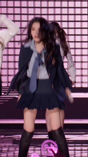 #音乐缘计划首个团体sevenkids小孩舞台# Seven Kids@张靓颖 @摩登兄弟刘宇宁 @黄子弘凡_Lars @歐陽娜娜Nana @郁可唯 @喻言_Yuyan @张峻豪 《小孩》focus解锁！七位“小孩”用校服舞台重启青春记忆，多重声线交织活力舞蹈，在音符跳跃中找回最初的感动。#音乐缘计划# | 江苏卫视