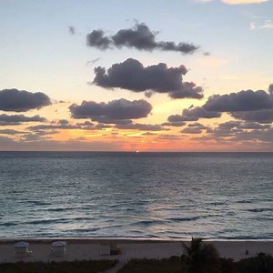 Nasce mais um dia Nasce com o sol Vejo a primeira luz Vejo além do olhar Preciso de algo novo Cansado de esperar Devia ter amado mais Devia ter me dado mais Por um outro alguém #MelhorMúsicaParaEsseVideo #MaisUmDia @livresoficial @julianoson | Viviane Son