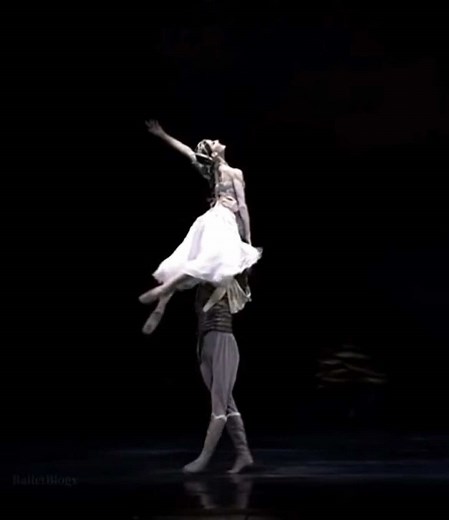 Pas de Deux: A Dance of Elegance in Ballet