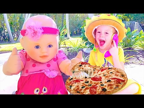 Stacy y papá juegan en un restaurante