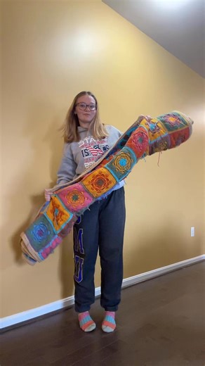 Pattern 👉🏻 https://patternshere.com/unlock/?pattern=retro-flower #crochet #crochetlove #crochetcommunity #crochetpattern #crochetinspiration #grannysquare #crochetblanket #crocheting #crochetersofinstagram | Crochet Tutorial