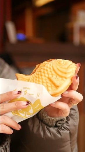 You finally got taiyaki… but how do you eat it? 🐟👀