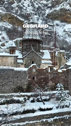 ⛪️ Geghard Monastery is a masterpiece of medieval Armenia, with roots reaching back to the 4th century and much of the complex shaped in the 12th-13th centuries. Carved into the cliff and guarded by the Azat Gorge, it reflects centuries of faith, craftsmanship, and resilience. Step inside and you can almost feel how history settles into stone. —————— ⛪️ Монастырь Гегард – шедевр средневековой Армении: его истоки уходят в IV век, а значительная часть комплекса сформировалась в XII–XIII веках. Выс