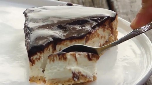 Prăjitură cu biscuiți, cremă de brânză și ciocolată!