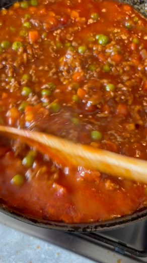 Simple and nutritious pasta for kids! Fortify your pasta sauce with some steamed/boiled frozen mixed vegetables. Good, healthy and economical! Pasta $1.50, sauce $1.50, frozen vegetables $1, minced beef $2. Total $6. #spaghetti #pasta #sauce #frozenvegetables #dinner #kids #parenting #economical | Stu R Geon