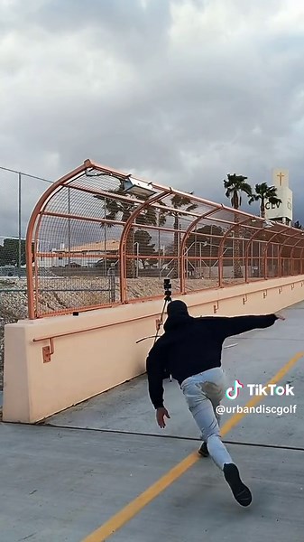 Aaron Gossage makes his way through an Urban Disc Golf course. #UrbanDiscGolf #DiscGolf