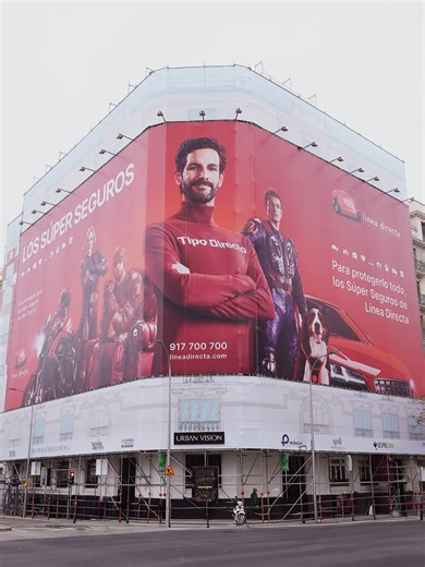 Los Súper Seguros de Línea Directa toman el centro de Madrid 🤩 Mientras la ciudad duerme, ellos no. Súper Seguro de Coche, Súper Seguro de Moto, Súper Seguro de Hogar y Súper Seguro de Mascota. Para protegerte de todo. ¿Adivinas dónde hemos puesto esta lona? ✋