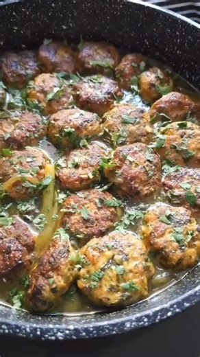 ‎קראנצ'ית/אתי משה-חביב‎ on Instagram‎: "קציצות עוף ומנגולד ברוטב לימוני 🔥 מתכון שהוא חובה! תשמרו ותשתפו 🥰 . קציצות עוף ומנגולד ברוטב לימוני/קראנצ’ית: לקציצה: 550 גרם חזה עוף טחון 1 ביצה 1 בצל גדול קצוץ דק 1/4 צרור פטרוזיליה קצוצה דק עלי המנגולד- נקיים,שטופים,מסוננים ומבושלים. כף כוסברה קצוצה מלח- לפי הטעם פלפל שחור- לפי הטעם כפית כורכום כפית כמון כפית פפריקה אדומה מתוקה 2-3 שיני שום גדולות מגורדות 5 כפות פירורי לחם לרוטב: 1 בצל גדול חתוך לרצועות 6 כפות שמן זית/קנולה גבעולי המנגולד כף סוכר או כ