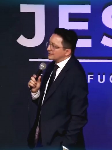 Conectate con Dios, no te fijes en los defectos de los demás y pídele a Dios que obre en los hermanos. #pastorwilsonrojas #reflexionescristianas #Dios #jovenescristianos #parati