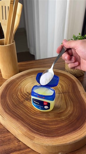 Mix Vaseline with baking soda and you’ll never stop using this trick! #tips #lifetips #skincare