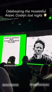 Anton Corbijn fue premiado con el 'Icon Award for Music Photography 2025' en el Abbey Road Studios. Y asi lo saludaron Martin y Dave. 📽 Grainne Fletcher #DaveGahan #MartinGore #DepecheMode #AntonCorbijn #abbeyroadstudios | DMArgentina - Depeche Mode Argentina