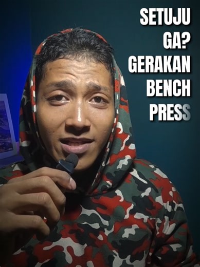 PENJELASAN !!! Bench press yang nggak optimal (teknik salah, beban nggak seimbang, atau kontrol buruk) bisa banget bikin muscle imbalance. Ini penjelasannya secara jelas dan praktis 👇 1️⃣ Dominasi satu sisi (kiri / kanan lebih kuat) Kalau saat bench press: Salah satu tangan lebih kuat Bar sedikit miring tapi kamu nggak sadar Grip kiri–kanan nggak simetris ➡️ Otot sisi kuat (dada, bahu, trisep) kerja lebih besar ➡️ Sisi lemah makin tertinggal ➡️ Terjadilah imbalance kiri–kanan Ini sering kejadia