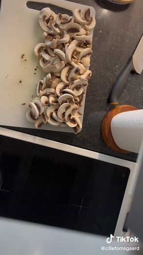 Hvis i lige som mig prøver at skære ned på jeres kødforbrug, så kan denne nemme ret virkelig anbefales. #vegetarretter #easyrecipe #fyp #foryoupage #nemaftensmad #truffle #pasta