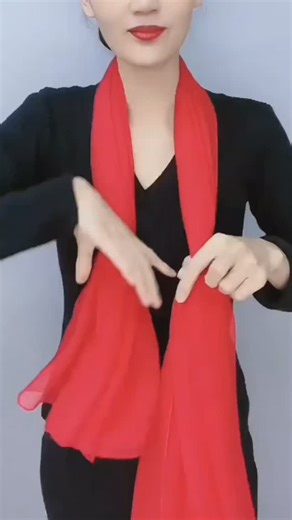 How To Folding on Instagram: "Tie tips🎀 Tie a Silk scarf 小窍门，丝巾系法 #women #beauty #silkscarf #tiptop"
