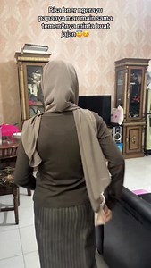 Ngerayu super hero nya dia kanan kiri oke ke mama dapet ke papa dpet wahh pinteran si mba jely🤭👍🏻 Bersyukur nak org tua masih sehat tinggal berdoa aja terus biar mama papa bisa terus sehat dan ada rezqinya Amiin#viral #rame #seru #fypageeً #polisiindonesia #brimobindonesia #lewatberanda #lewatberandafyp #polri #lucu | Novida Ayu Sefani