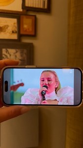 Emma Steinbakken spiller på lørdag under Steinkjerfestivalen. Dette blir en konsert det er verd å glede seg til, – det kan søstrene Maren og Amalie Holum bekrefte! 😍 Her er et tilbakeblikk fra konserten de var på i Oslo Spektrum 🤩 | Steinkjerfestivalen