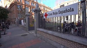 15K views · 512 reactions | ¿Conoces nuestro Centro de Operaciones y Servicios Digitales de Cruz Roja? Se trata del eje neurálgico donde se mezclan la innovación y la tecnología al servicio de las personas. En funcionamiento las 24 horas del día los 365 días del año. El lugar desde que el que las personas más vulnerables encuentran una voz que informa, protege y ayuda. | Cruz Roja Española | Facebook
