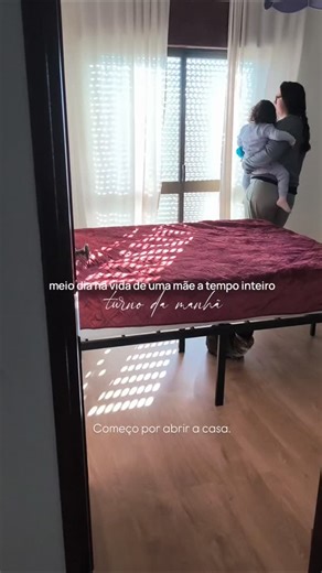 Jéssica Franco on Instagram: "Acho que quando nos tornamos mães ganhamos a capacidade de fazer tudo com os miúdos ao colo, certo? 😅 #sahm #maeatempointeiro #motherhood #maternidade #rotina"