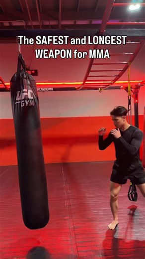 The front leg side kick is the longest & safest weapon in MMA — if thrown correctly. Most fighters lose power because they skip the details. I’ve used this kick before to knock people off their feet. If you interrupt an opponent’s kick with this, it usually results in a knockdown. We’ve seen fighters at the highest level using this kick with a high degree of success such as Stephen Thompson and Sage Northcutt. Here’s what actually matters ⬇️ 🗡️ Chamber high. Load your front knee as high as poss