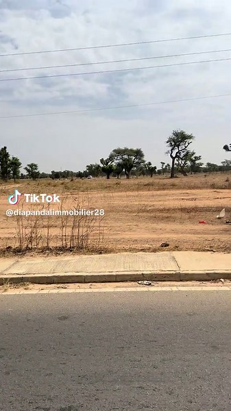 🎯 COOPÉRATIF DE TERRAIN À TOUBA – EMPLACEMENT STRATÉGIQUE ! 🏡🔥 📍 À 400 m de l’autoroute à péage Ila Touba 📍 À 100 m de la voie Ngabou 💥 100 terrains disponibles – 300 m² chacun ! 💰 Prix total : 2 000 000 F 💵 Acompte : 400 000 F 📆 Formules de paiement flexibles : * 160 000 F / mois pendant 10 mois * 125 000 F / mois pendant 13 mois * 115 000 F / mois pendant 14 mois * 100 000 F / mois pendant 16 mois ✅ Terrain bien placé ✅ Dossier sécurisé ✅ Idéal pour investissement ou future maison 📞 