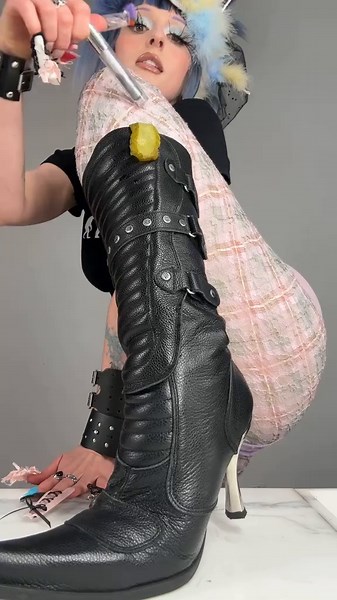 Exploring Ashnikko's Unique Musical Style and Lyrics