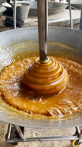 Who knew making coconut palm sugar was so MESMERIZING?! (📍: หวานอย่างมีหวัง in Thailand!) #FoodNetworkFinds | Food Network