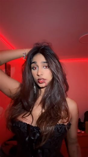 vrish on Instagram: "🧛‍♀️ . . . . #vampire #halloween #halloweencostume #halloweentransition #transitionvideo #transition #fyp"