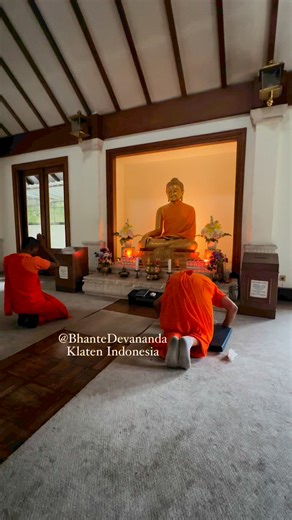 “Spread these truths to all: practice generosity (dana), kind speech (piyavaca), helpful actions (atthacariya) and treat others equally (samanattata) are the things which renew humanity.”Sangaha Vatthu, Anguttara Nikāya IV, 32; VIII, 24.#Buddha #Buddhism #buddhist #Meditation #freemeditation #Meditate #Metta #MettaBhavana #lovingkindness #lovingkindnessmeditation #meditationclass #smilingmonk #mettamonk #bhantedevananda #indianabuddhisttemple #lankaramabuddhisttemple #mettamonday #mettabhavana #