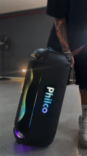 wallyson gustavo on Instagram: "nada melhor pra um dancer do que “Sentir a Batida” de forma que realmente cause um impacto no dia a dia. Por isso apresento pra vocês a nova PHILCO PCX6702 que trouxe outro ambiente de som pras minhas montagens e ensaios. • 12horas de bateria • entrada p10 pra microfone • entrada p10 pra guitarra • 2 woofers de 6,5 + tweeter • bluetooth v5. 3 Link nos stories! @philcobrasil #publi"
