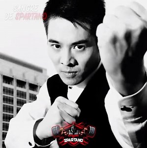 JCuando era niño compitió contra adultos ganandolos a todos. Realizaba un entrenamiento extremo y exhaustivo. Le dieron por muerto en el 2004. El presidente Richard Nixon le pidió a Jet Li ser su guardaespaldas, a lo que Li contestó: “No quiero proteger a una persona, quiero proteger a los mil millones de hermanos chinos!” | Sangredespartano