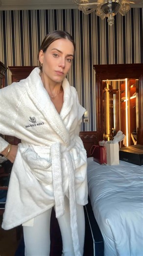 Incredibly sculpting! I was shocked with the butt lift from this white jeans. You can find them here https://liketk.it/5cWpw #jeans #whitejeans #sculptingjeans | Barbara Boller