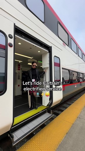Who’s ready for Caltrain autumn? 🙋🏻‍♀️⚡️🚊🍂 Learn more at caltrain.com/go or l1nk in my b1o! Go faster, go Caltrain 🚊💨 #sanfrancisco #bayarea #sanjose #publictransit #caltrain @Caltrain