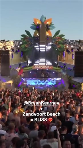 Bryan Kearney's Magical Moment at Luminosity Beach Festival