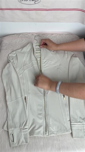 Listen to the sound of the zipper#tiktokshopcreatorpicks #fanfavoritedeals #yogajacket #comfyoutfit #tiktokshopfinds