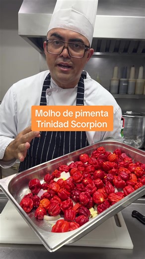🌶️ Molho de Pimenta Trinidad Scorpion Ingredientes \t•\t500 g de pimenta Trinidad Scorpion \t•\t100 g de cebola branca \t•\t60 g de alho \t•\t200 ml de azeite \t•\t200 ml de vinagre \t•\t50 g de sal Modo de preparo \t1.\tLave bem as pimentas. \t2.\tDisponha as pimentas, a cebola e o alho em uma assadeira. \t3.\tLeve ao forno a 190 °C até que estejam bem assados e levemente caramelizados. \t4.\tRetire do forno e deixe esfriar completamente. \t5.\tTransfira tudo para o liquidificador. \t6.\tAcres