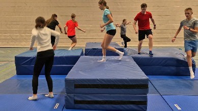 Dominic Ullrich on Instagram: "NEUE PRAXISVIDEOS im NEUEN SPORTJAHR 2026! ... Wir zeigen euch in der 2teiligen Videoserie neue Trainingsideen, wie ihr mit Weichböden ein vielseitiges und motivierendes Koordinations- und Krafttraining mit Partner oder in der Gruppe durchführen könnt. ... auf YouTube "Athletics and more" https://www.youtube.com/@dominicullrich/featured Hier gibt es über 700 Trainingsvideos aus der Leichtathletik sowie auch für andere Sportarten! Hier geht es zu ALLEN Videos: https